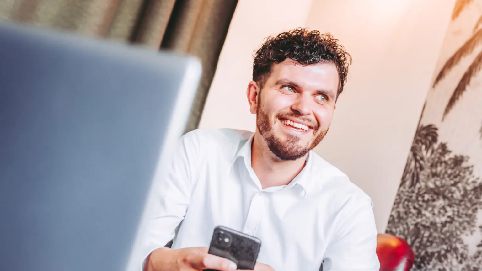Portretfoto van een finanxe collega aan het werk