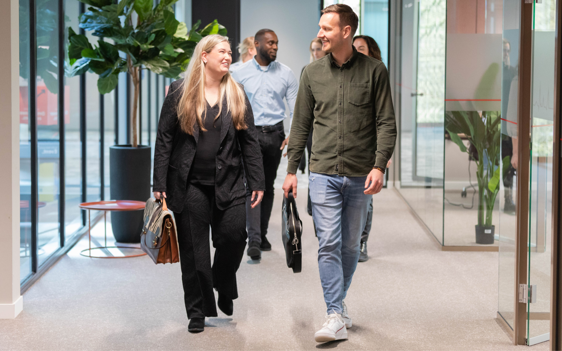 Finanxe collega's komen binnen op kantoor Zwolle
